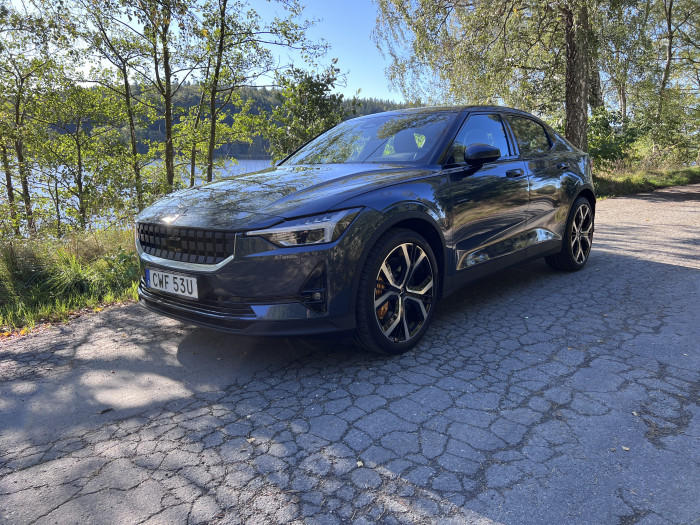 Frühe Version des Polestar 2 in dunkler Lackierung (Bild: Polestar)